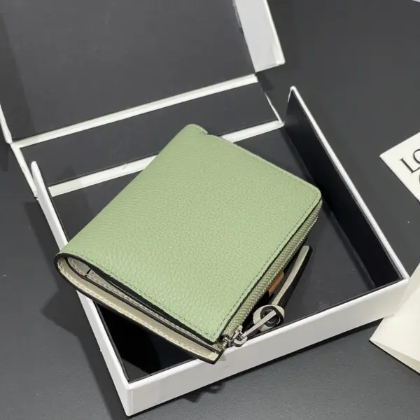 Loewe-羅意威 迷迭香綠 / 焦糖棕柔軟粒面牛皮革 Anagram 長夾 14 Loewe-羅意威 迷迭香綠 / 焦糖棕柔軟粒面牛皮革 Anagram 長夾