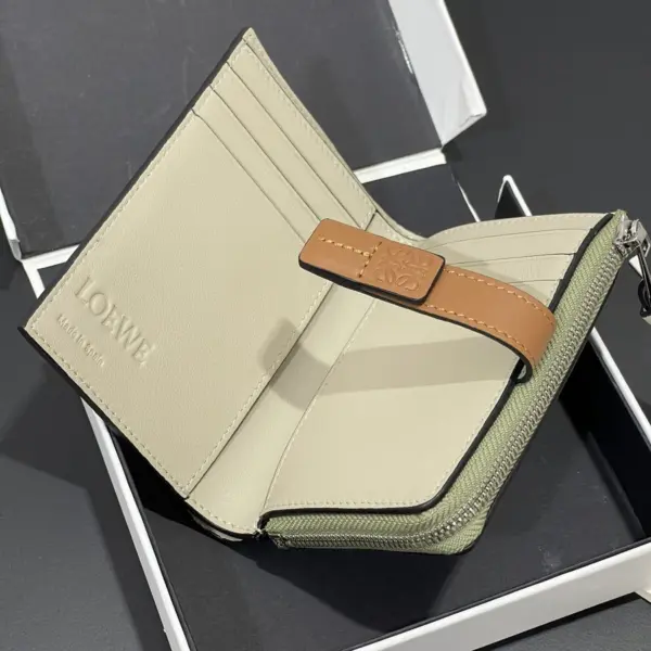 Loewe-羅意威 迷迭香綠 / 焦糖棕柔軟粒面牛皮革 Anagram 長夾 15 Loewe-羅意威 迷迭香綠 / 焦糖棕柔軟粒面牛皮革 Anagram 長夾