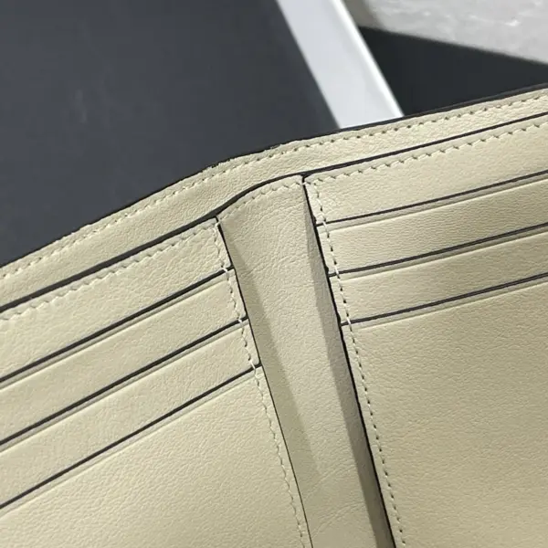 Loewe-羅意威 迷迭香綠 / 焦糖棕柔軟粒面牛皮革 Anagram 長夾 16 Loewe-羅意威 迷迭香綠 / 焦糖棕柔軟粒面牛皮革 Anagram 長夾