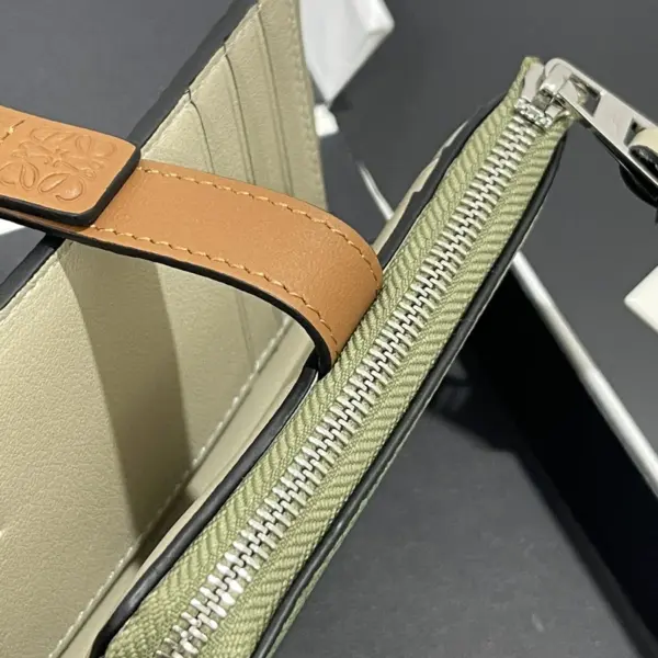 Loewe-羅意威 迷迭香綠 / 焦糖棕柔軟粒面牛皮革 Anagram 長夾 17 Loewe-羅意威 迷迭香綠 / 焦糖棕柔軟粒面牛皮革 Anagram 長夾
