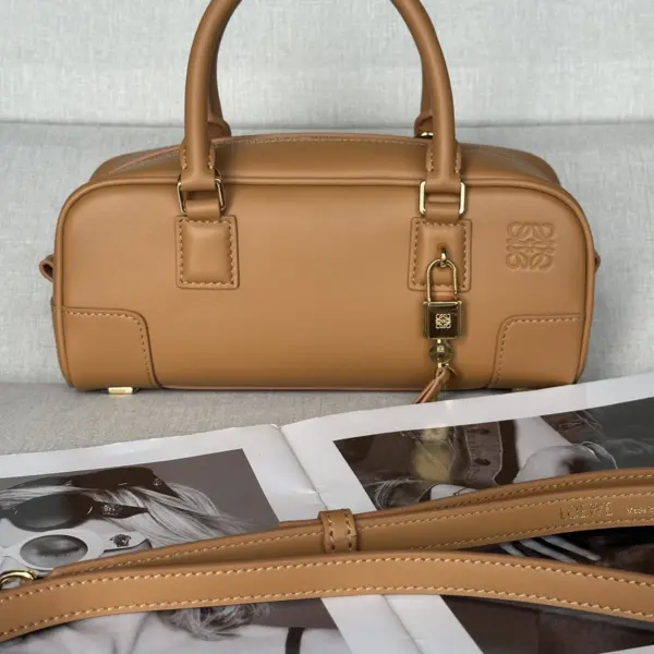 Loewe-羅意威 暖沙黃納帕牛皮革 Amazona Cropped 23 手拿包
