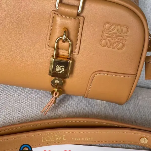 Loewe-羅意威 暖沙黃納帕牛皮革 Amazona Cropped 23 手拿包