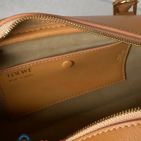Loewe-羅意威 暖沙黃納帕牛皮革 Amazona Cropped 23 手拿包