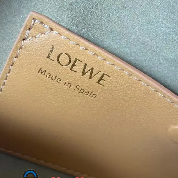 Loewe-羅意威 暖沙黃納帕牛皮革 Amazona Cropped 23 手拿包