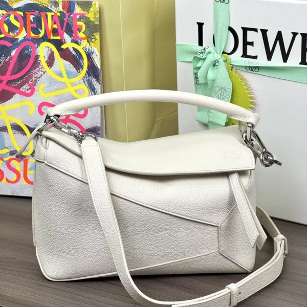 Loewe-羅意威 柔白色迷你柔軟粒面牛皮革 Puzzle 肩背包