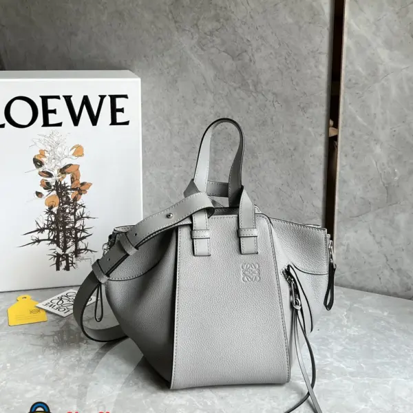 Loewe-羅意威 Hammock 系列 珍珠灰小號柔軟粒面牛皮革肩背手袋