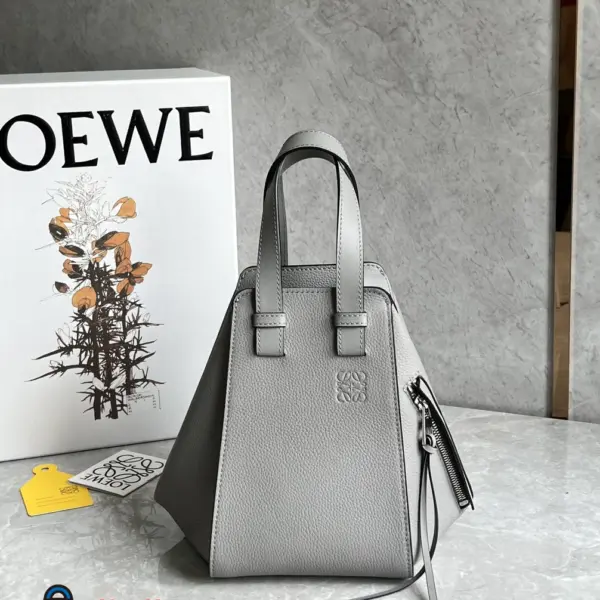 Loewe-羅意威 Hammock 系列 珍珠灰小號柔軟粒面牛皮革肩背手袋
