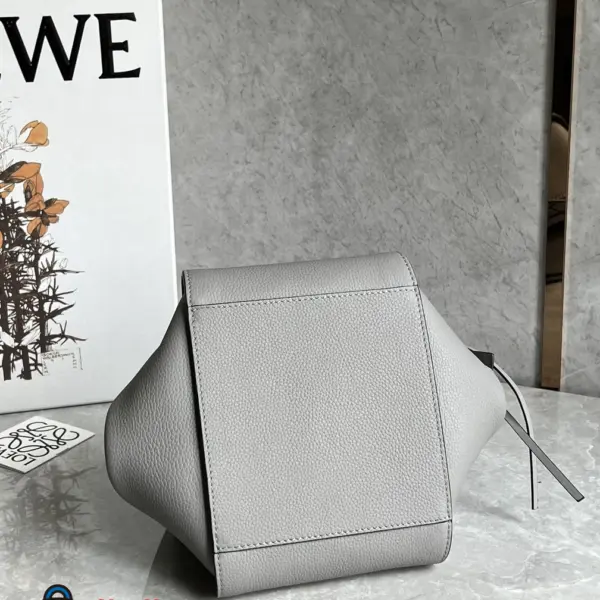 Loewe-羅意威 Hammock 系列 珍珠灰小號柔軟粒面牛皮革肩背手袋