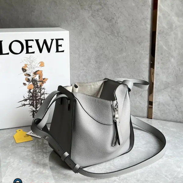 Loewe-羅意威 Hammock 系列 珍珠灰小號柔軟粒面牛皮革肩背手袋