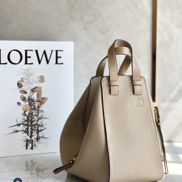 Loewe-羅意威 Hammock 系列 沙色小號柔軟粒面牛皮革肩背包