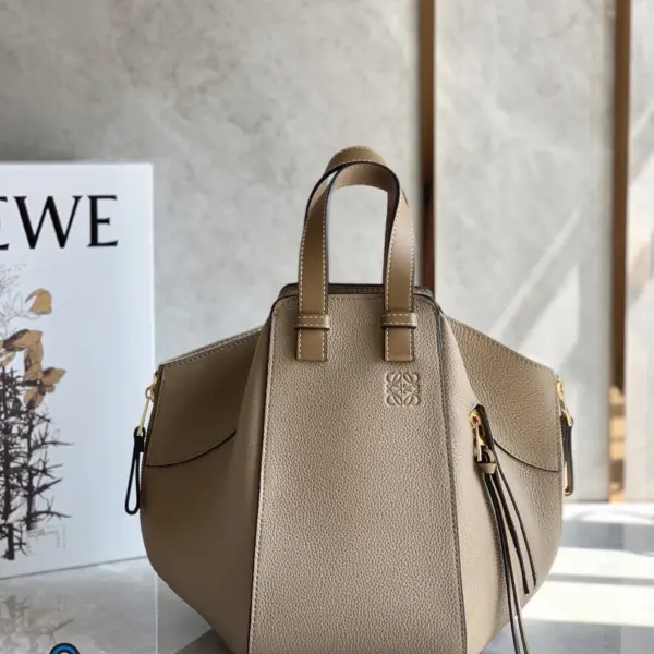 Loewe-羅意威 Hammock 系列 沙色小號柔軟粒面牛皮革肩背包