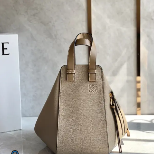 Loewe-羅意威 Hammock 系列 沙色小號柔軟粒面牛皮革肩背包
