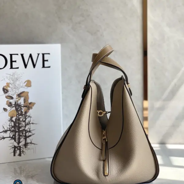 Loewe-羅意威 Hammock 系列 沙色小號柔軟粒面牛皮革肩背包