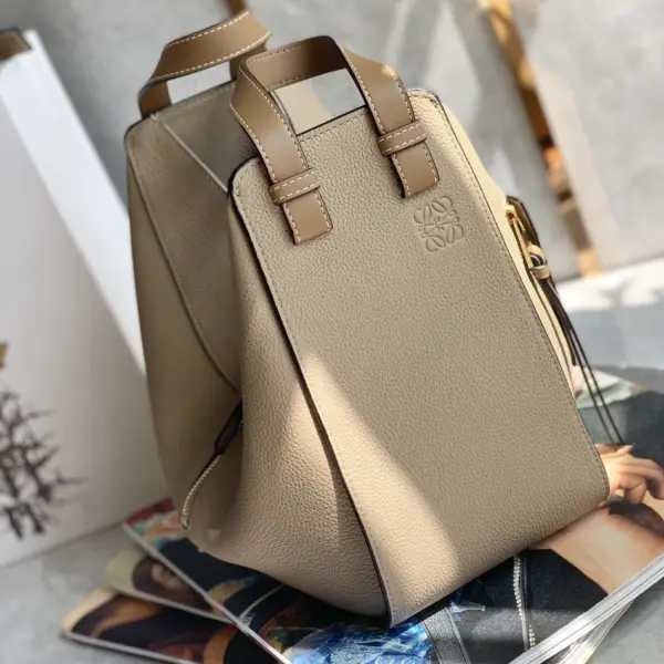 Loewe-羅意威 Hammock 系列 沙色小號柔軟粒面牛皮革肩背包