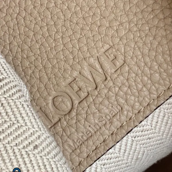 Loewe-羅意威 Hammock 系列 沙色小號柔軟粒面牛皮革肩背包
