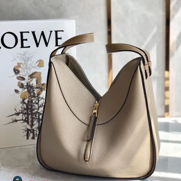 Loewe-羅意威 Hammock 系列 沙色小號柔軟粒面牛皮革肩背包