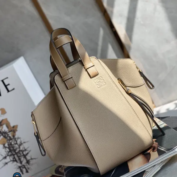Loewe-羅意威 Hammock 系列 沙色小號柔軟粒面牛皮革肩背包