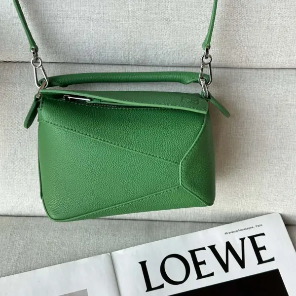 Loewe-羅意威 熱帶綠迷你柔軟粒面牛皮革 Puzzle 肩背包 12 Loewe-羅意威 熱帶綠迷你柔軟粒面牛皮革 Puzzle 肩背包