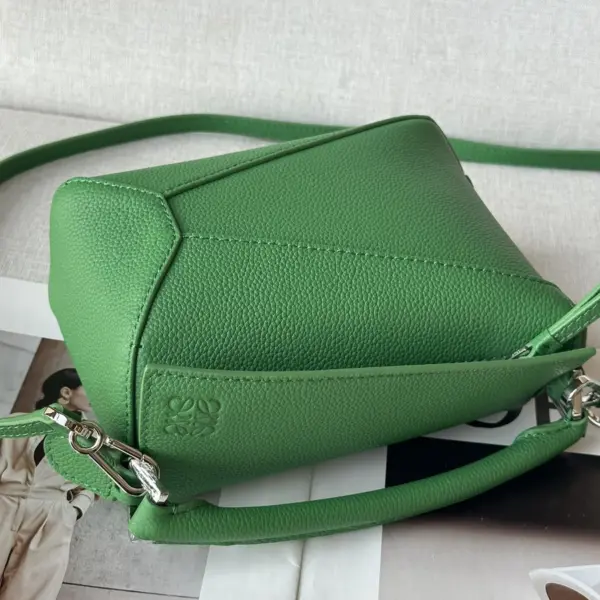 Loewe-羅意威 熱帶綠迷你柔軟粒面牛皮革 Puzzle 肩背包 16 Loewe-羅意威 熱帶綠迷你柔軟粒面牛皮革 Puzzle 肩背包