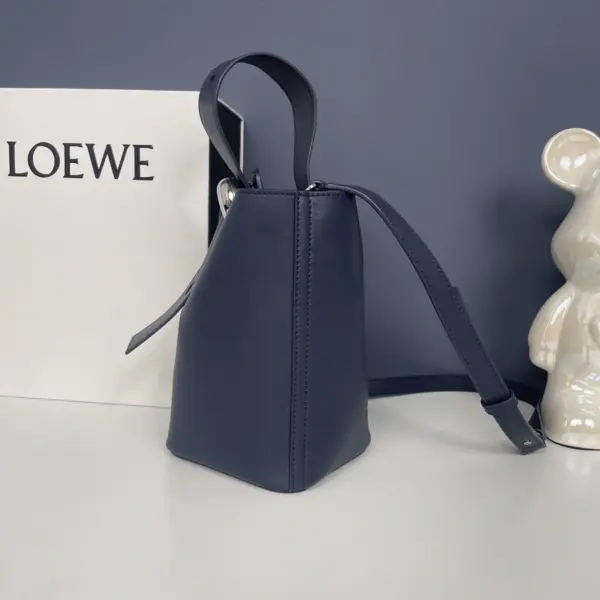 Loewe-羅意威 Pebble Bucket 系列 深邃藍迷你光滑牛皮革斜挎水桶手袋