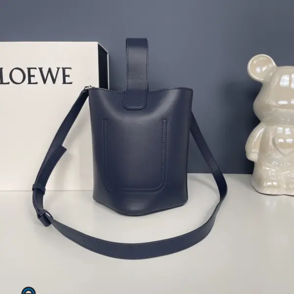 Loewe-羅意威 Pebble Bucket 系列 深邃藍迷你光滑牛皮革斜挎水桶手袋