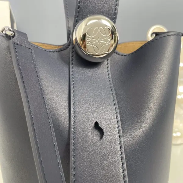 Loewe-羅意威 Pebble Bucket 系列 深邃藍迷你光滑牛皮革斜挎水桶手袋