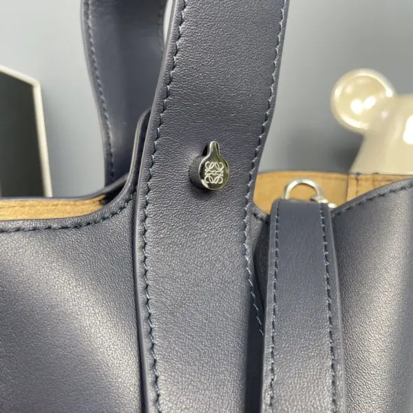 Loewe-羅意威 Pebble Bucket 系列 深邃藍迷你光滑牛皮革斜挎水桶手袋