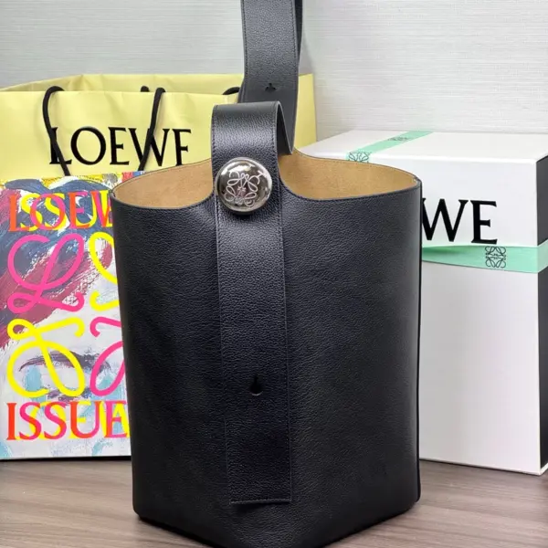 Loewe-羅意威 Pebble Bucket 系列 黑色迷你柔軟粒面牛皮革斜挎水桶手袋 11 Loewe-羅意威 Pebble Bucket 系列 黑色迷你柔軟粒面牛皮革斜挎水桶手袋