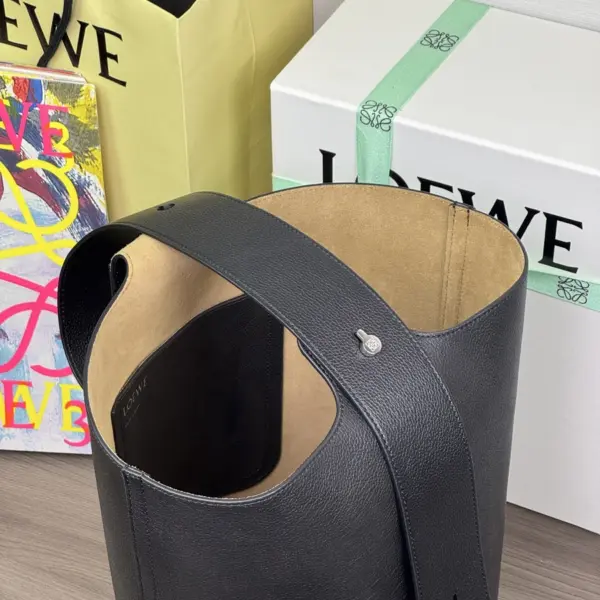 Loewe-羅意威 Pebble Bucket 系列 黑色迷你柔軟粒面牛皮革斜挎水桶手袋 15 Loewe-羅意威 Pebble Bucket 系列 黑色迷你柔軟粒面牛皮革斜挎水桶手袋