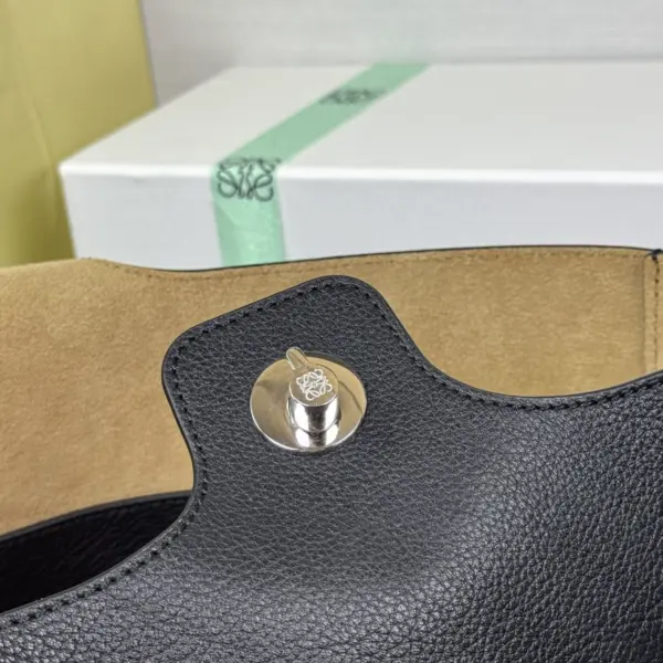 Loewe-羅意威 Pebble Bucket 系列 黑色迷你柔軟粒面牛皮革斜挎水桶手袋 16 Loewe-羅意威 Pebble Bucket 系列 黑色迷你柔軟粒面牛皮革斜挎水桶手袋