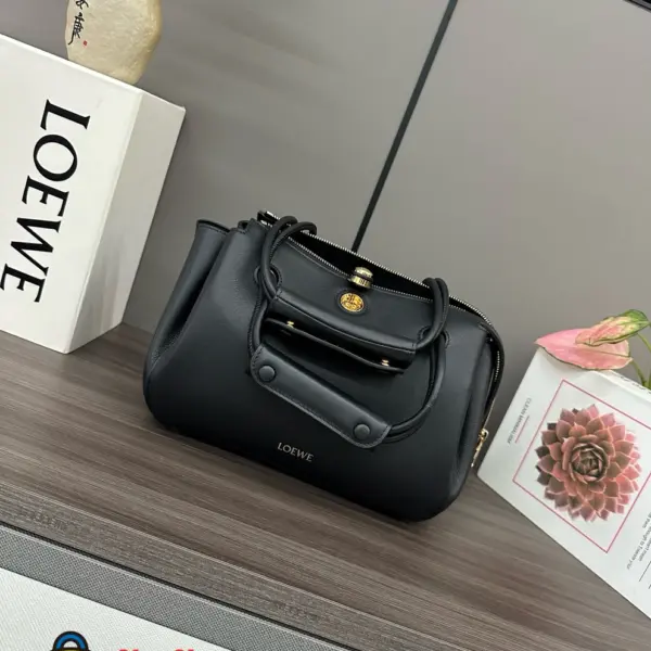 Loewe-羅意威 黑色小號柔軟牛皮革 Madrid 手拿包