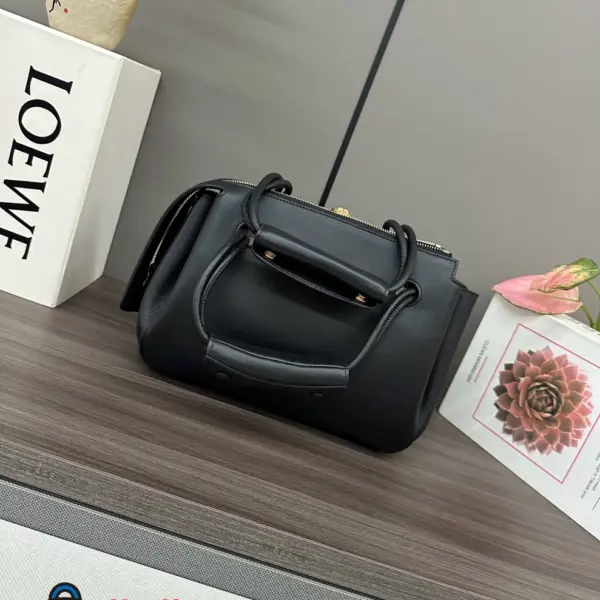 Loewe-羅意威 黑色小號柔軟牛皮革 Madrid 手拿包