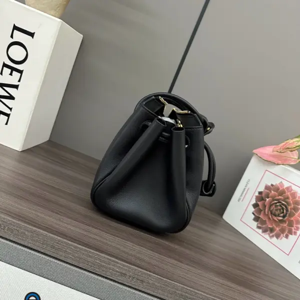Loewe-羅意威 黑色小號柔軟牛皮革 Madrid 手拿包