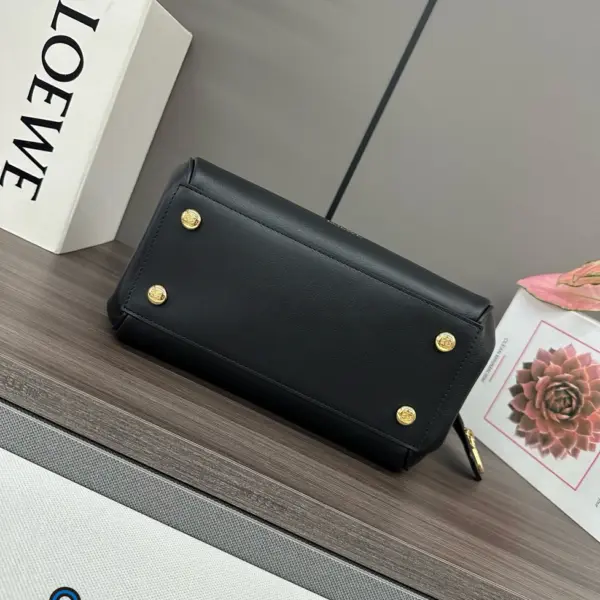 Loewe-羅意威 黑色小號柔軟牛皮革 Madrid 手拿包