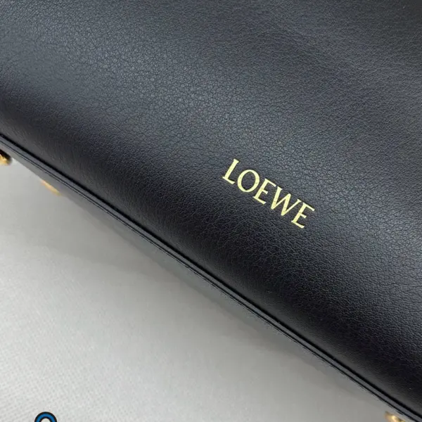Loewe-羅意威 黑色小號柔軟牛皮革 Madrid 手拿包