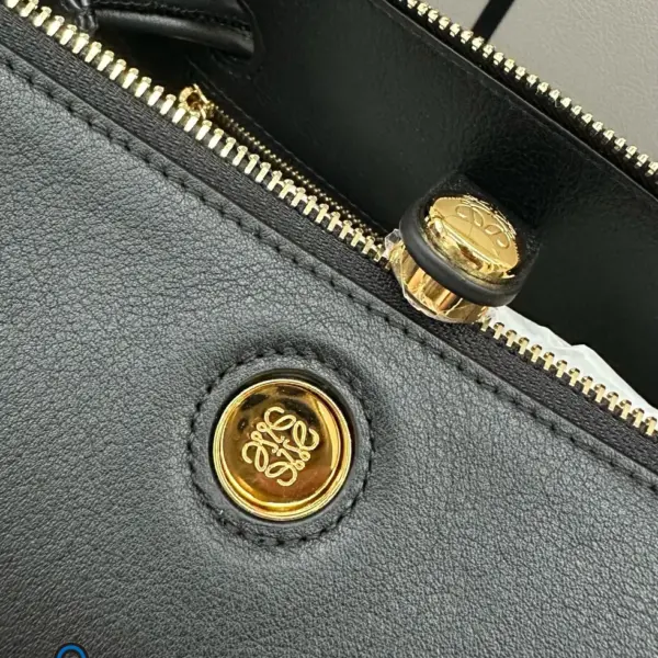 Loewe-羅意威 黑色小號柔軟牛皮革 Madrid 手拿包