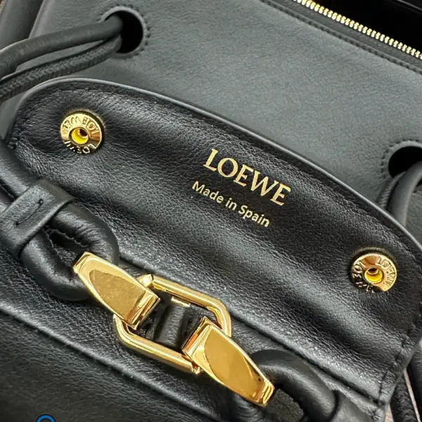 Loewe-羅意威 黑色小號柔軟牛皮革 Madrid 手拿包