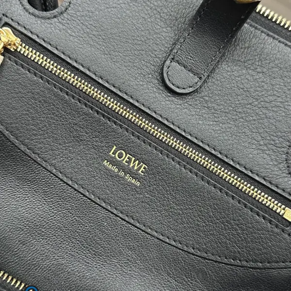 Loewe-羅意威 黑色小號柔軟牛皮革 Madrid 手拿包