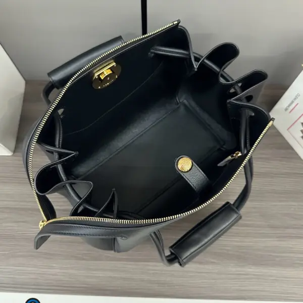 Loewe-羅意威 黑色小號柔軟牛皮革 Madrid 手拿包
