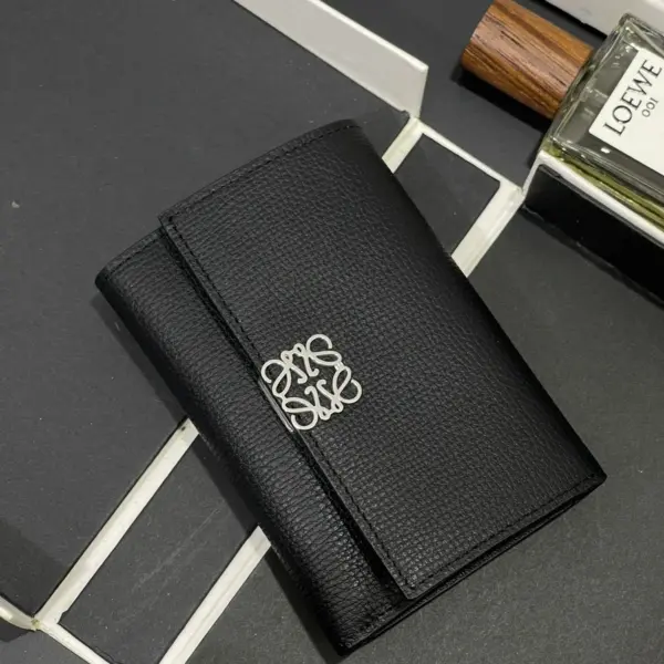 Loewe-羅意威 黑色小號鵝卵石紋牛皮 Anagram 豎款短夾