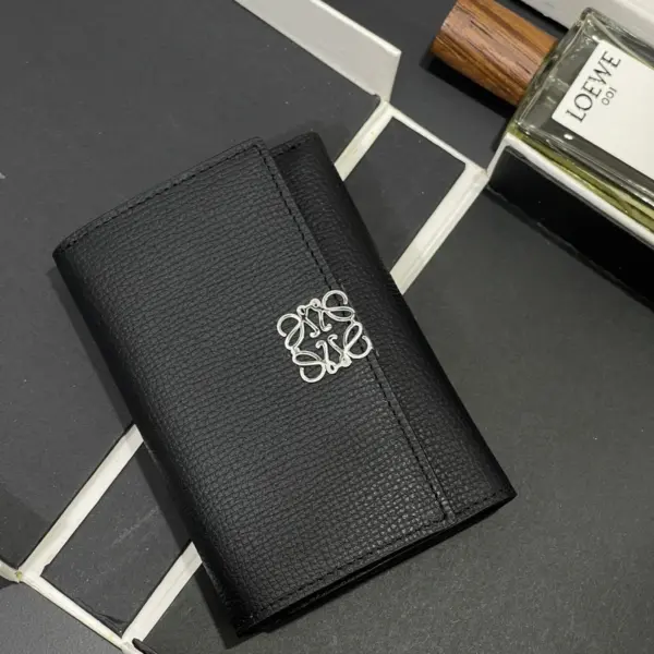 Loewe-羅意威 黑色小號鵝卵石紋牛皮 Anagram 豎款短夾