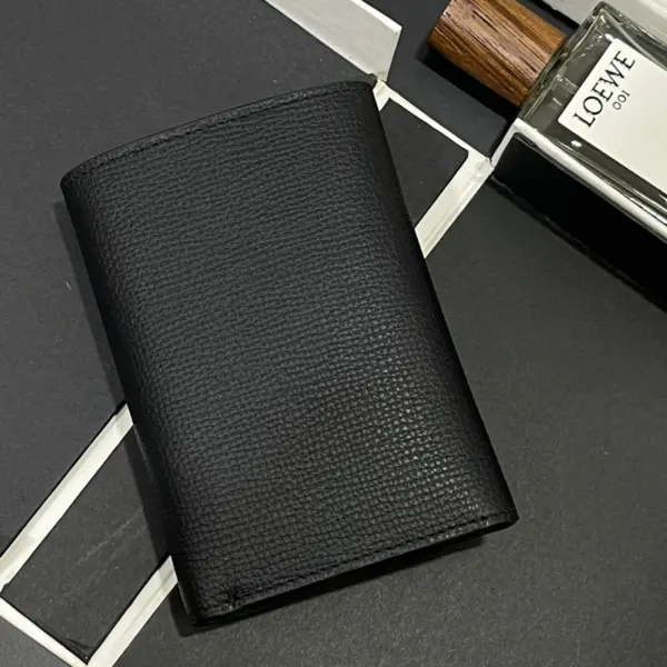 Loewe-羅意威 黑色小號鵝卵石紋牛皮 Anagram 豎款短夾
