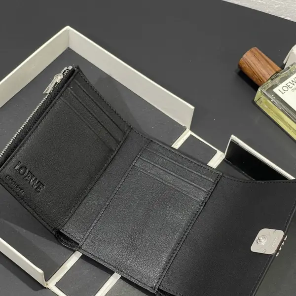 Loewe-羅意威 黑色小號鵝卵石紋牛皮 Anagram 豎款短夾