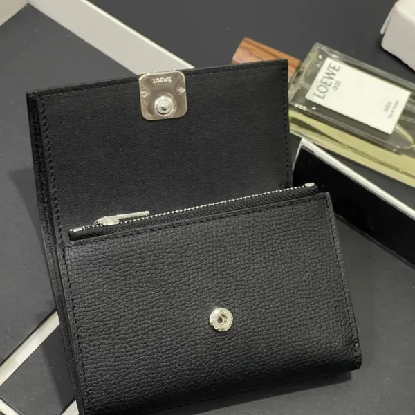 Loewe-羅意威 黑色小號鵝卵石紋牛皮 Anagram 豎款短夾