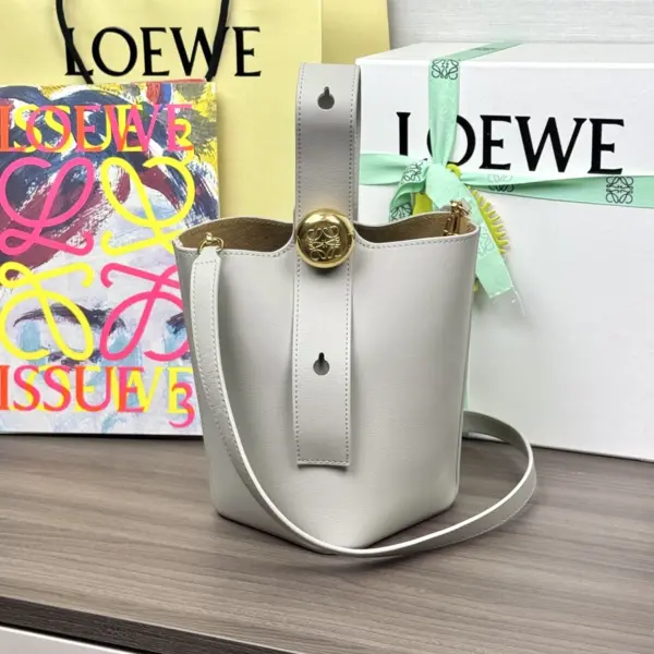 Loewe-羅意威 Pebble Bucket 系列 銀灰色迷你光滑牛皮革斜挎水桶手袋