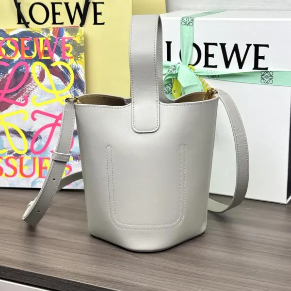Loewe-羅意威 Pebble Bucket 系列 銀灰色迷你光滑牛皮革斜挎水桶手袋