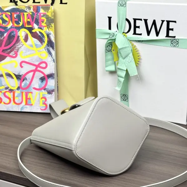 Loewe-羅意威 Pebble Bucket 系列 銀灰色迷你光滑牛皮革斜挎水桶手袋
