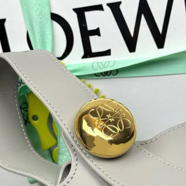 Loewe-羅意威 Pebble Bucket 系列 銀灰色迷你光滑牛皮革斜挎水桶手袋