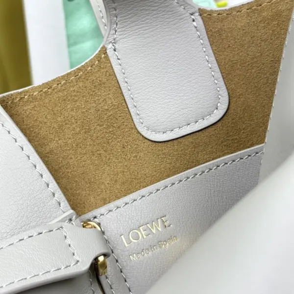Loewe-羅意威 Pebble Bucket 系列 銀灰色迷你光滑牛皮革斜挎水桶手袋