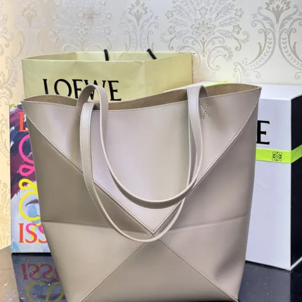 Loewe-羅意威 沙色中號亮面牛皮革 Puzzle Fold 購物袋